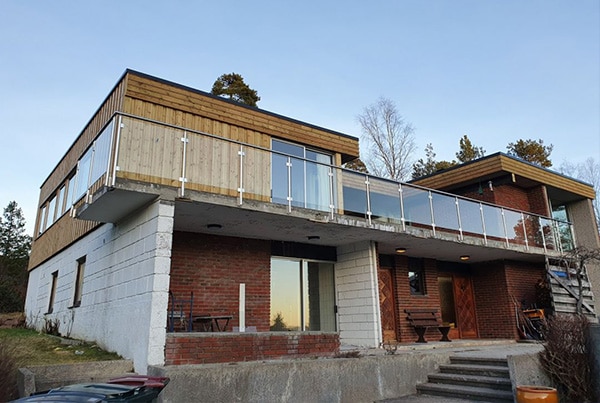 Renovering av balkong og montering av glassrekkverk